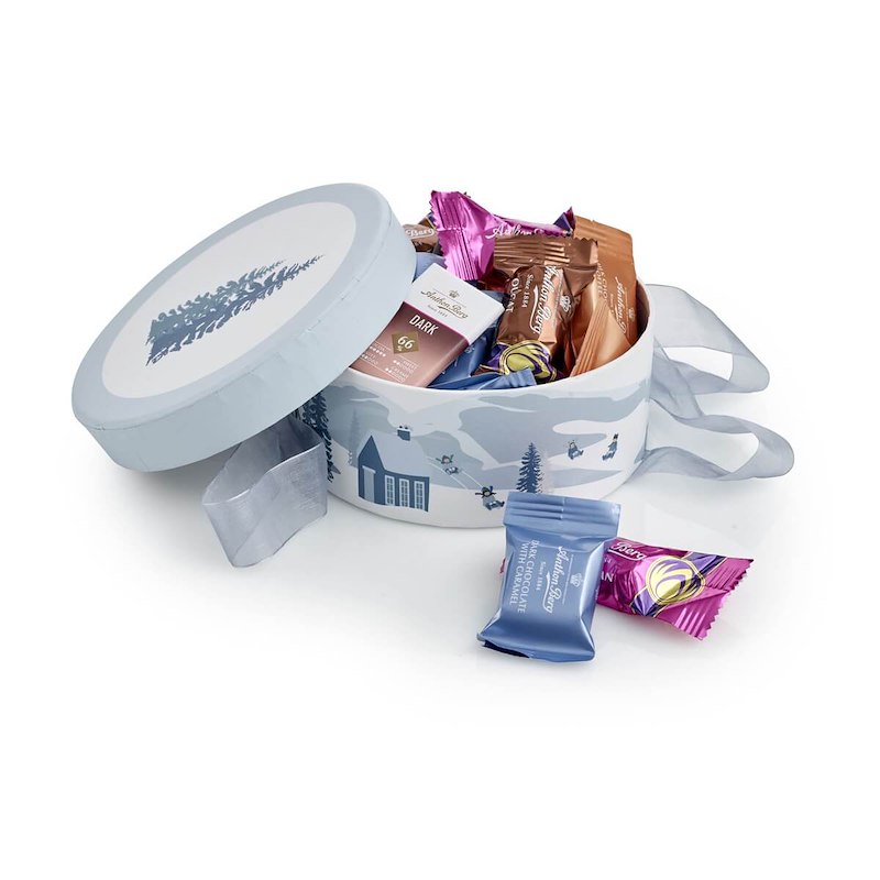Julegave 2025 Hatteæske Blue Winther, Anthon Berg Mix 250g