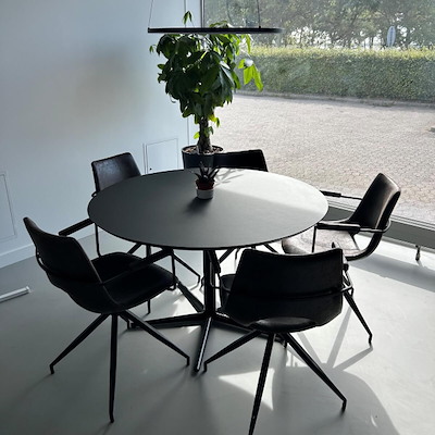 Konferencebord Fumac Ø110 H73, hvid lam. sort stel