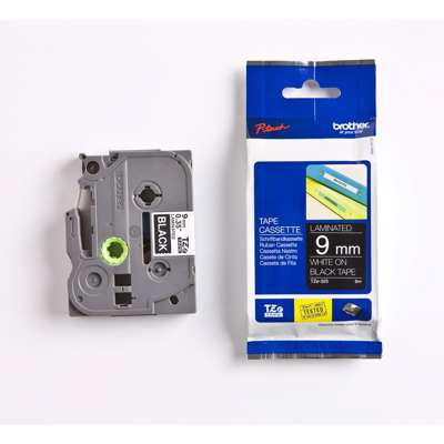 Labeltape Brother TZe325 9mm hvid på sort lamineret